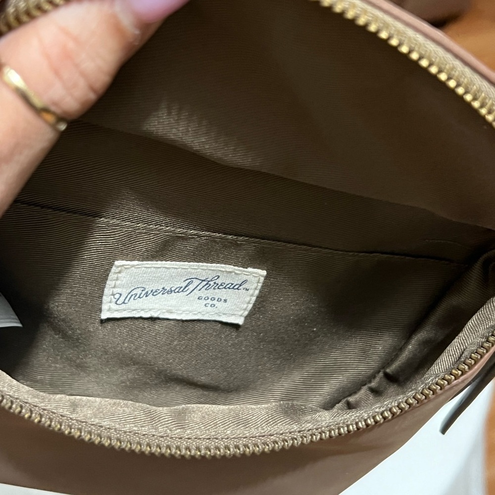 Universal Thread Women's Belt Bag Fanny Pack Otter Brown Zip Strap